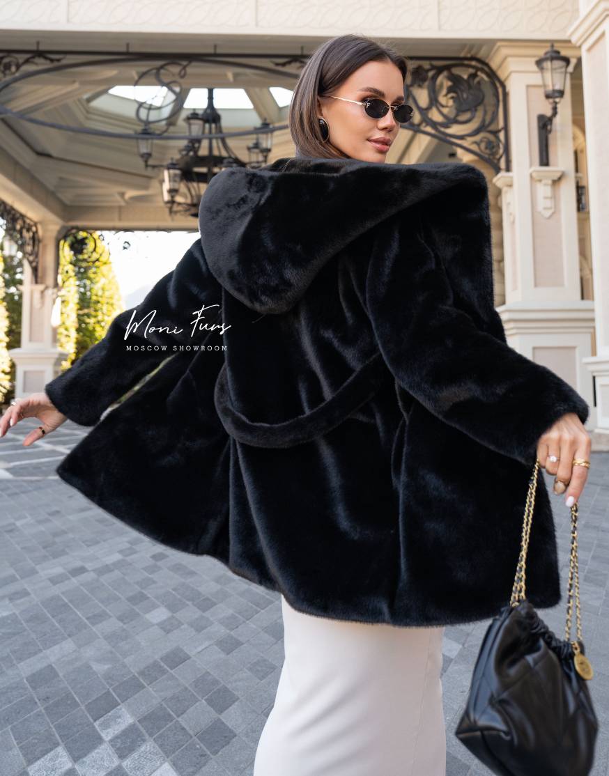 Шуба с капюшоном из шерстяного меха цвета чёрный оникс 