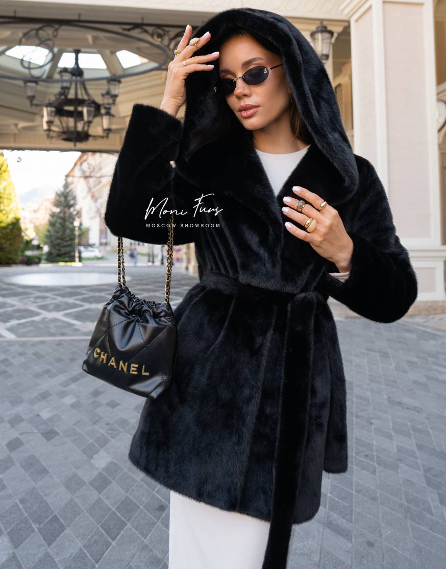 Шуба с капюшоном из шерстяного меха цвета чёрный оникс 