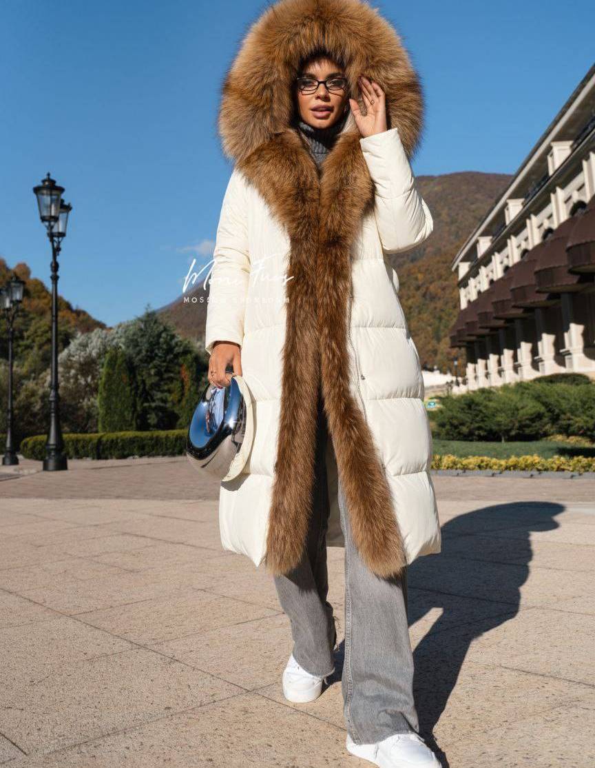 Пуховик молочный с мехом лисы и капюшоном 110 см