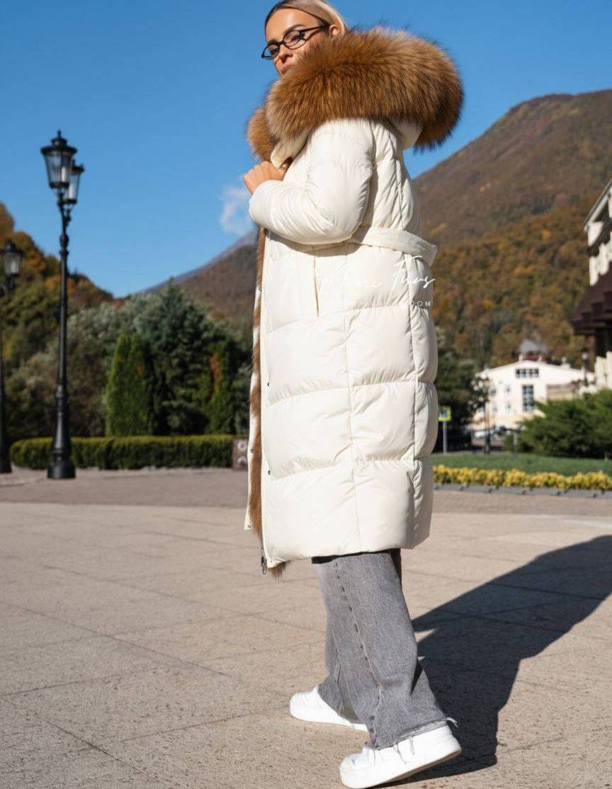 Пуховик молочный с мехом лисы и капюшоном 110 см