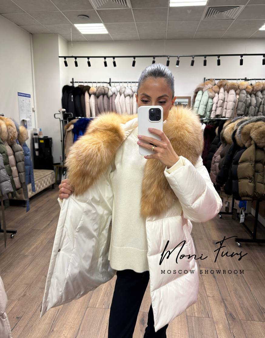 Женский молочный пуховик с мехом лисы и капюшоном 70 см