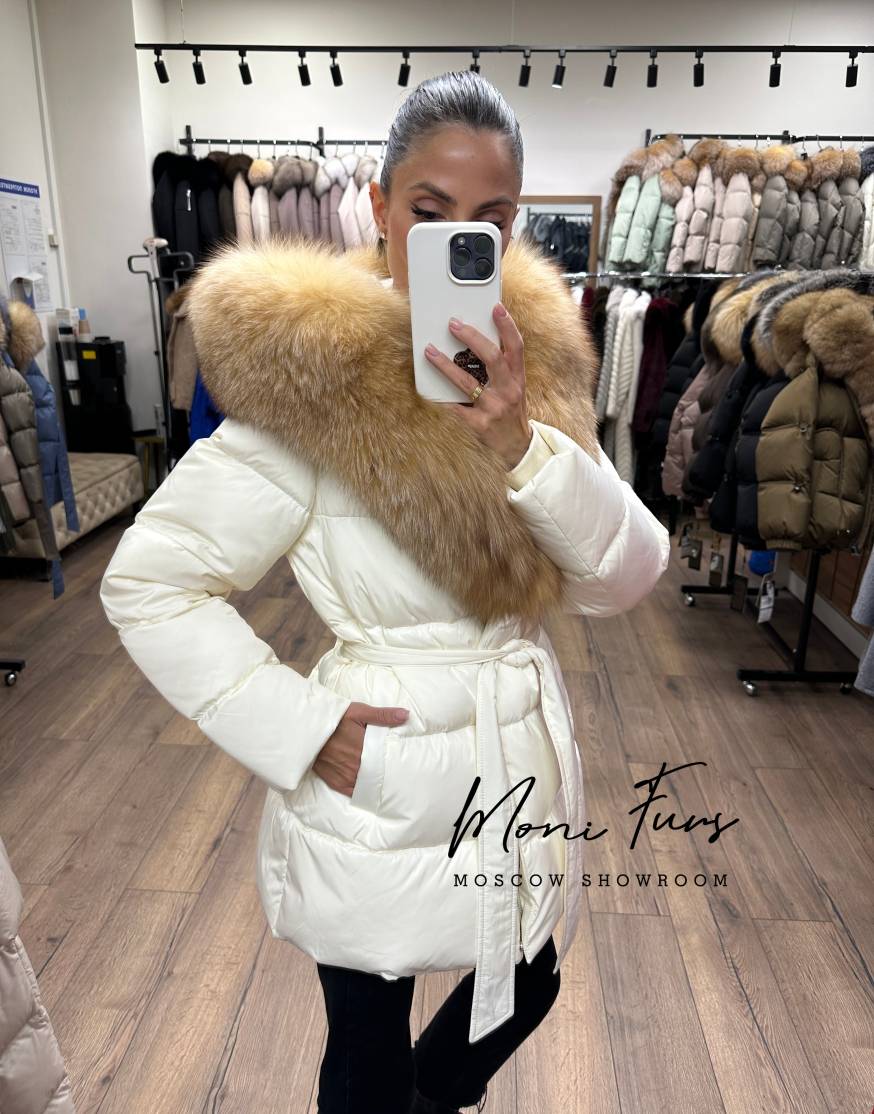 Женский молочный пуховик с мехом лисы и капюшоном 70 см