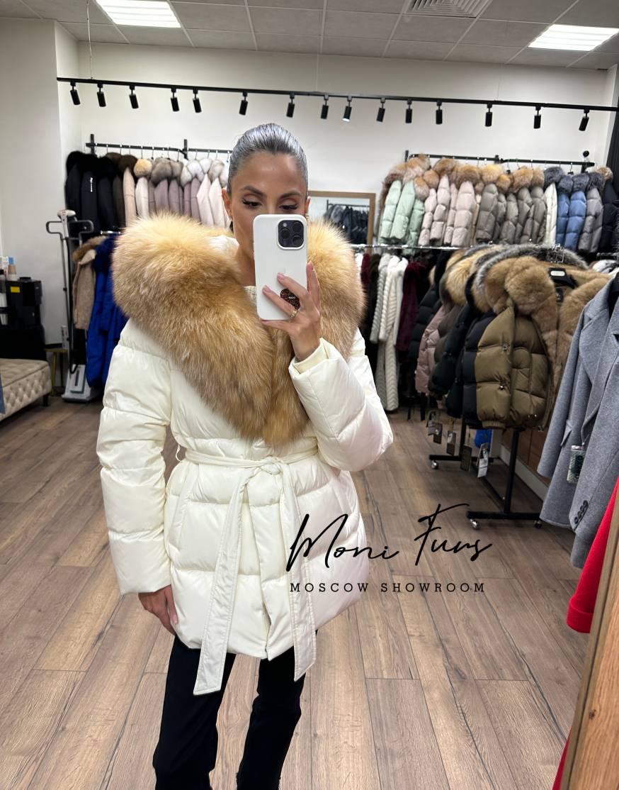 Женский молочный пуховик с мехом лисы и капюшоном 70 см