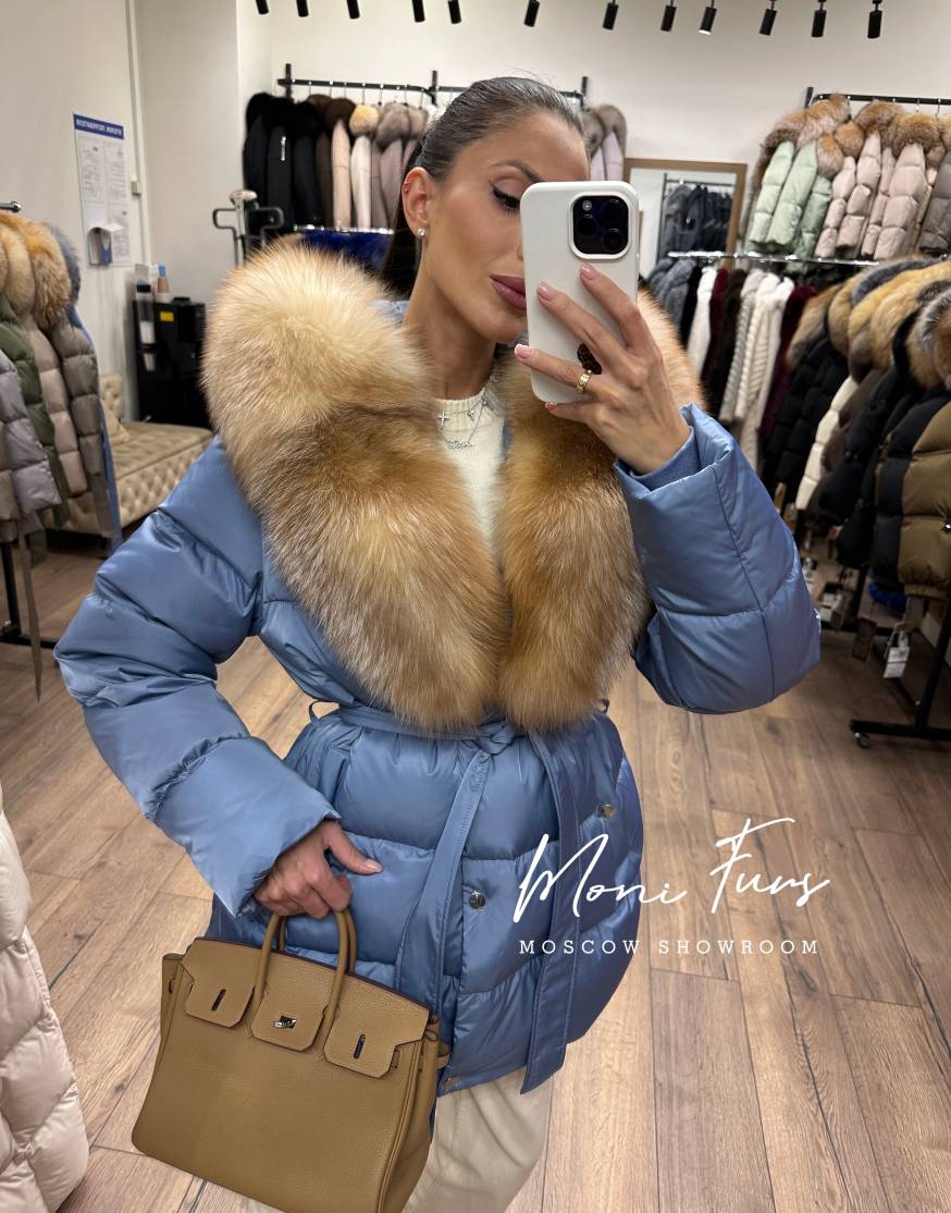 Женский голубой пуховик с мехом лисы и капюшоном 75 см