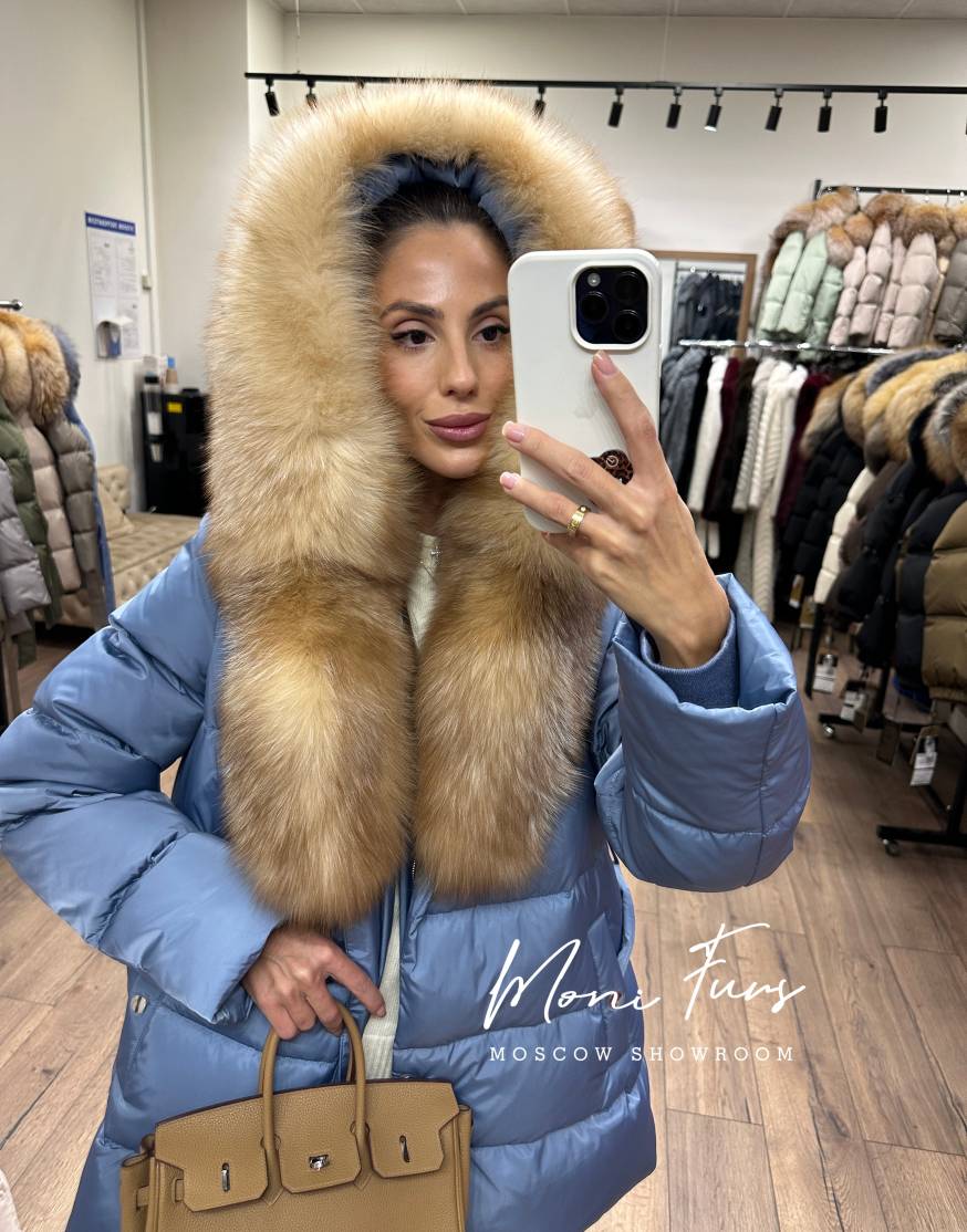 Женский голубой пуховик с мехом лисы и капюшоном 75 см