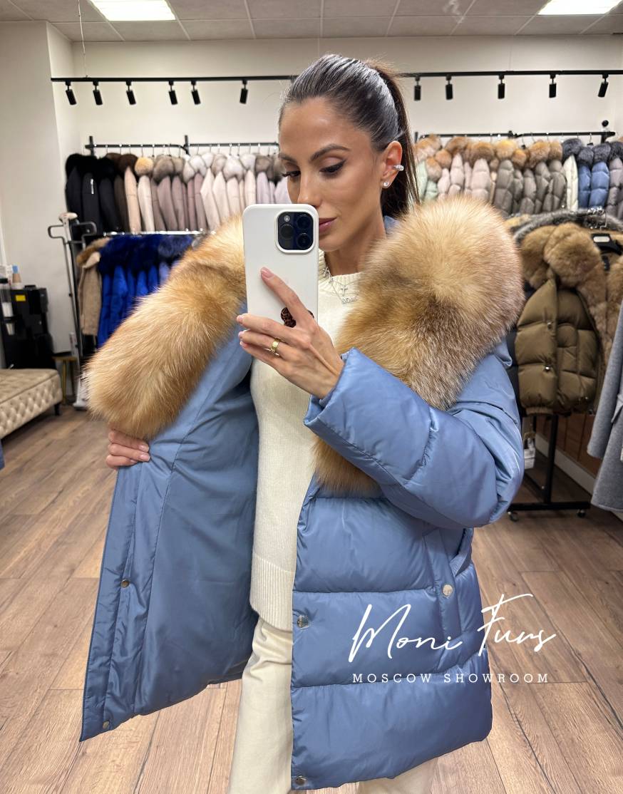 Женский голубой пуховик с мехом лисы и капюшоном 75 см