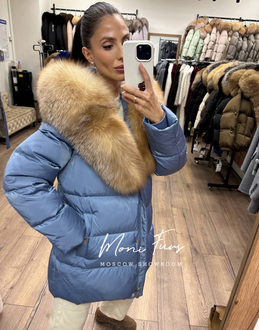 Женский голубой пуховик с мехом лисы и капюшоном 75 см