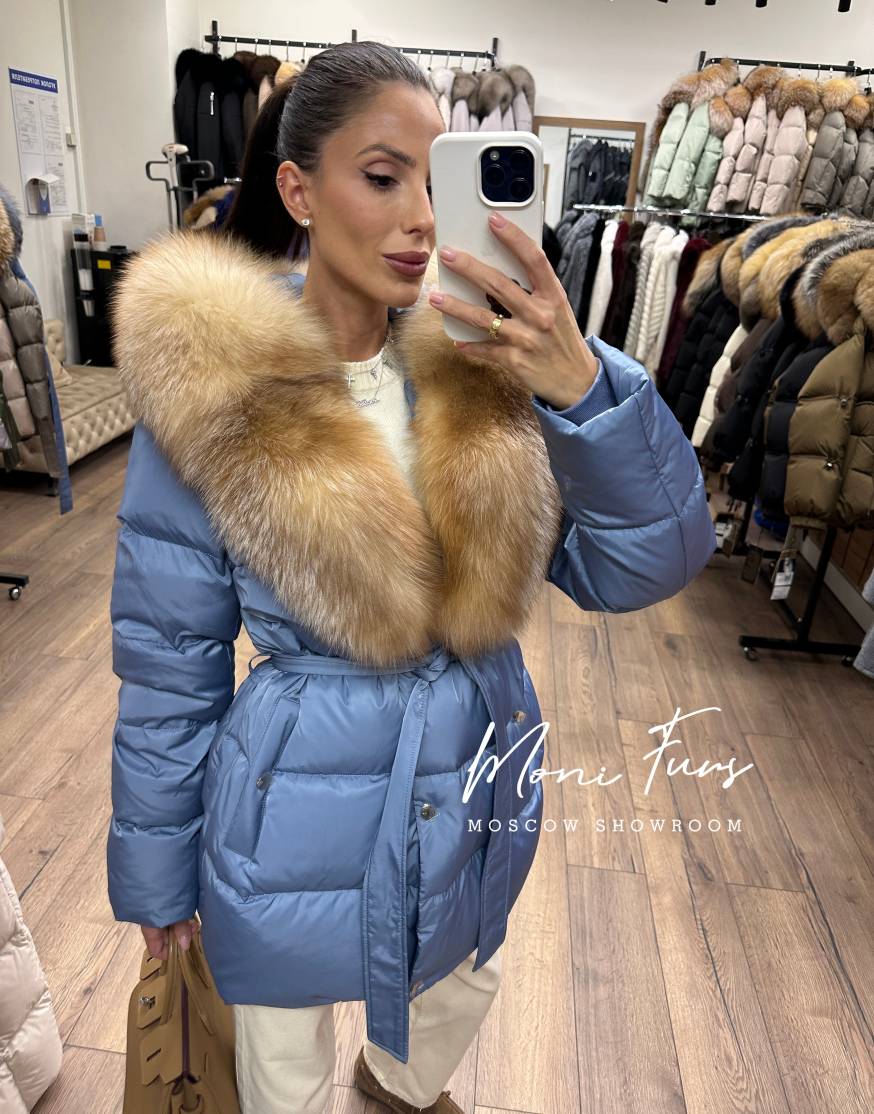 Женский голубой пуховик с мехом лисы и капюшоном 75 см