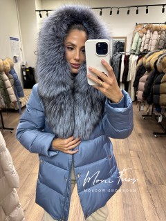 Пуховик голубой с мехом чернобурой лисы 75 см.