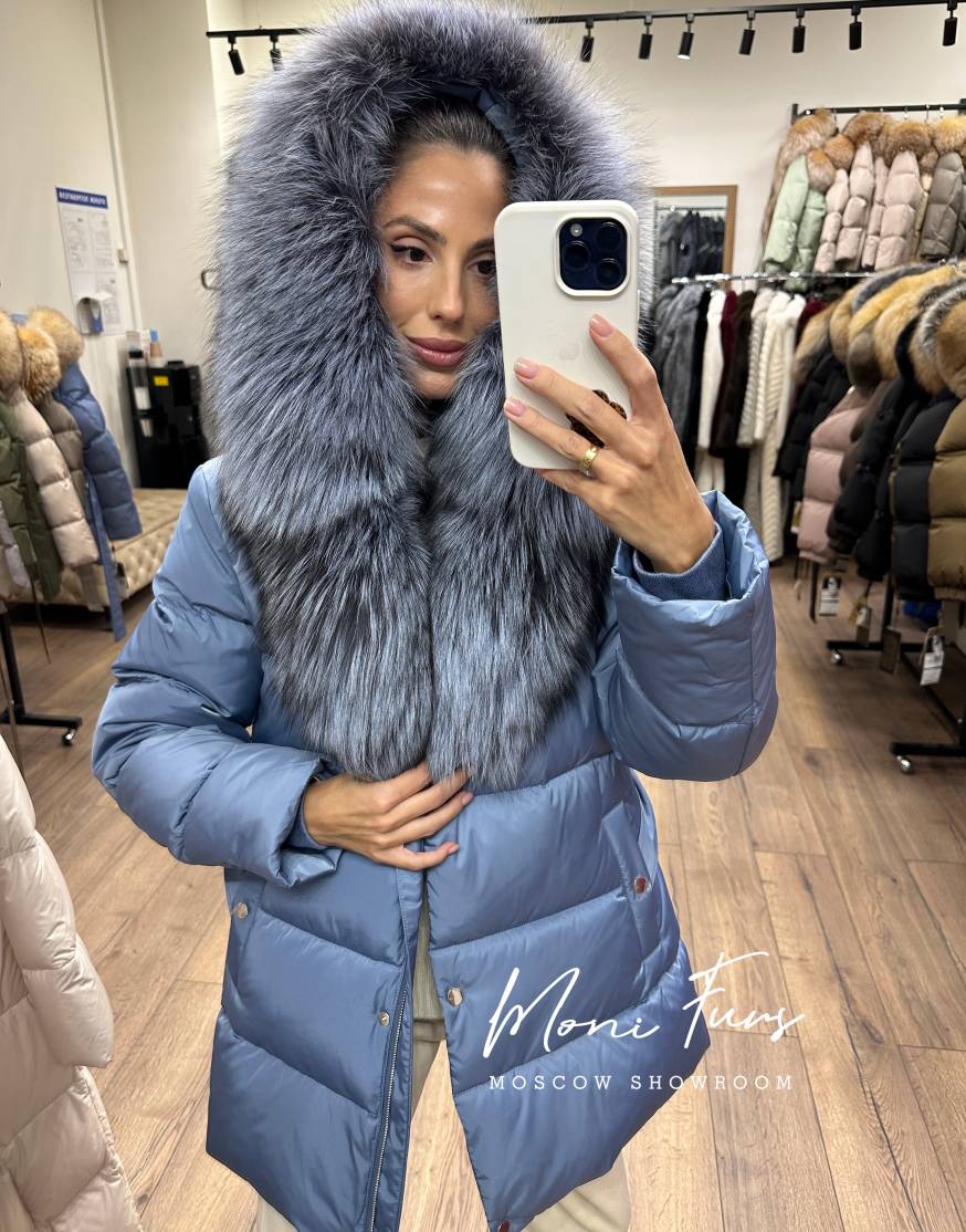 Женский голубой пуховик с мехом чернобурой лисы 75 см
