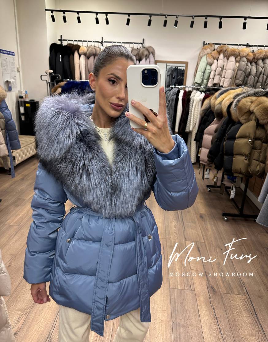Женский голубой пуховик с мехом чернобурой лисы 75 см