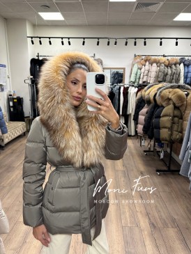 Женский кофейный пуховик с мехом лисы и капюшоном 75 см