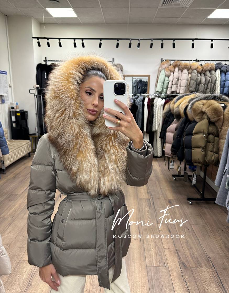 Женский кофейный пуховик с мехом лисы и капюшоном 75 см