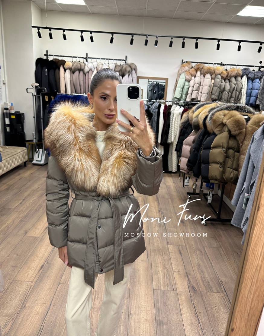 Женский кофейный пуховик с мехом лисы и капюшоном 75 см