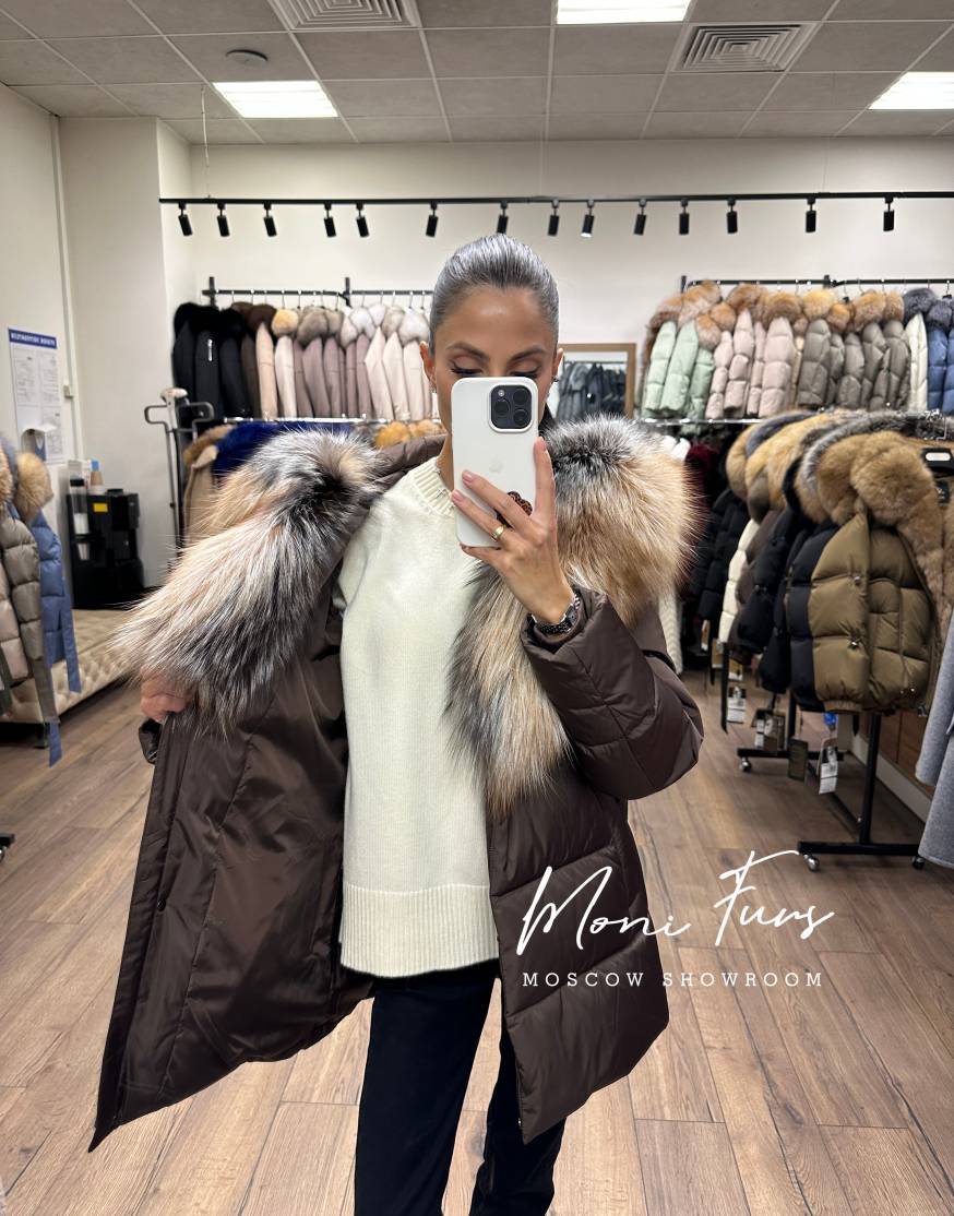 Женский шоколадный пуховик с мехом лисы и капюшоном 75 см