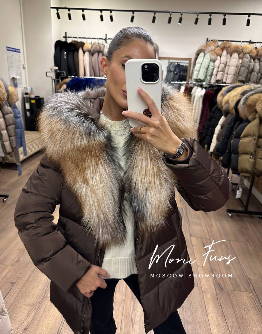 Женский шоколадный пуховик с мехом лисы и капюшоном 75 см