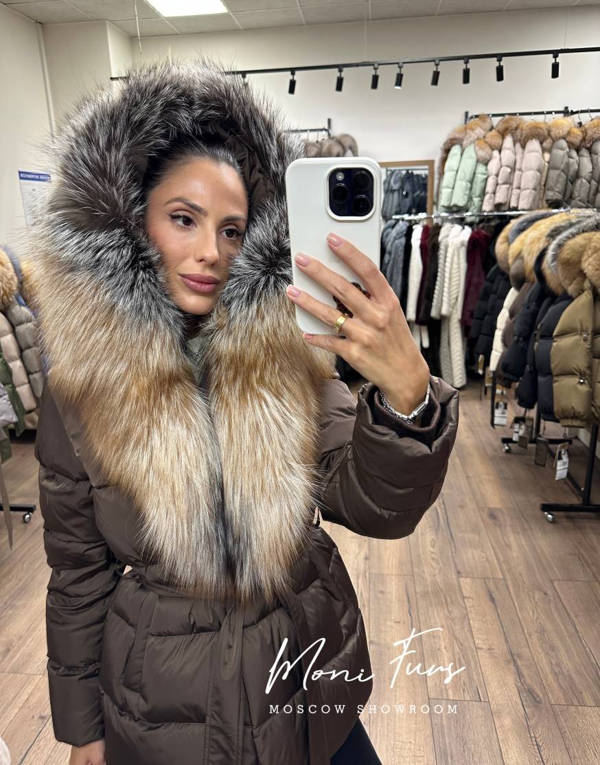 Женский шоколадный пуховик с мехом лисы и капюшоном 75 см