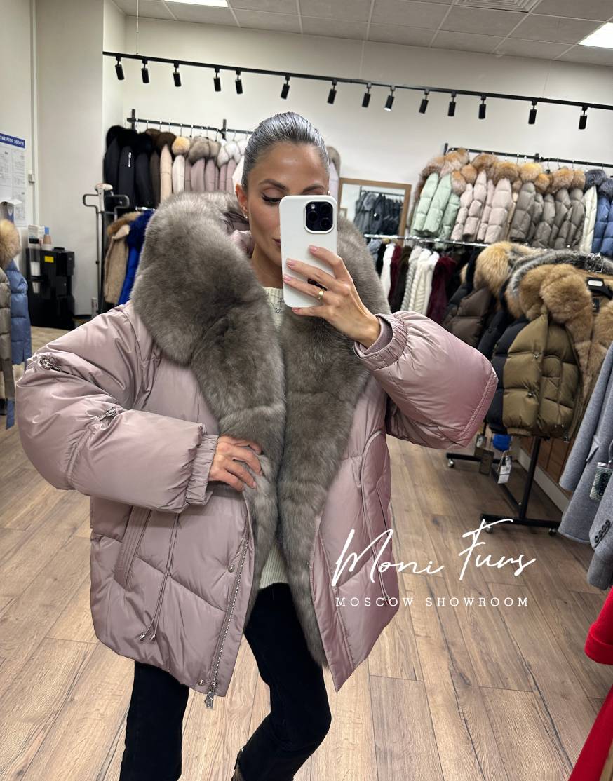 Женский пуховик мокко с мехом песца и капюшоном 65 см