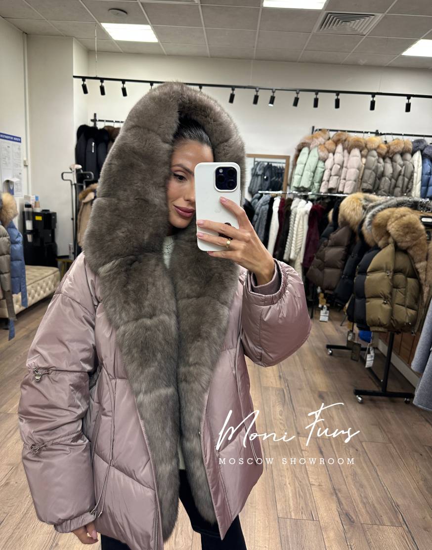 Женский пуховик мокко с мехом песца и капюшоном 65 см