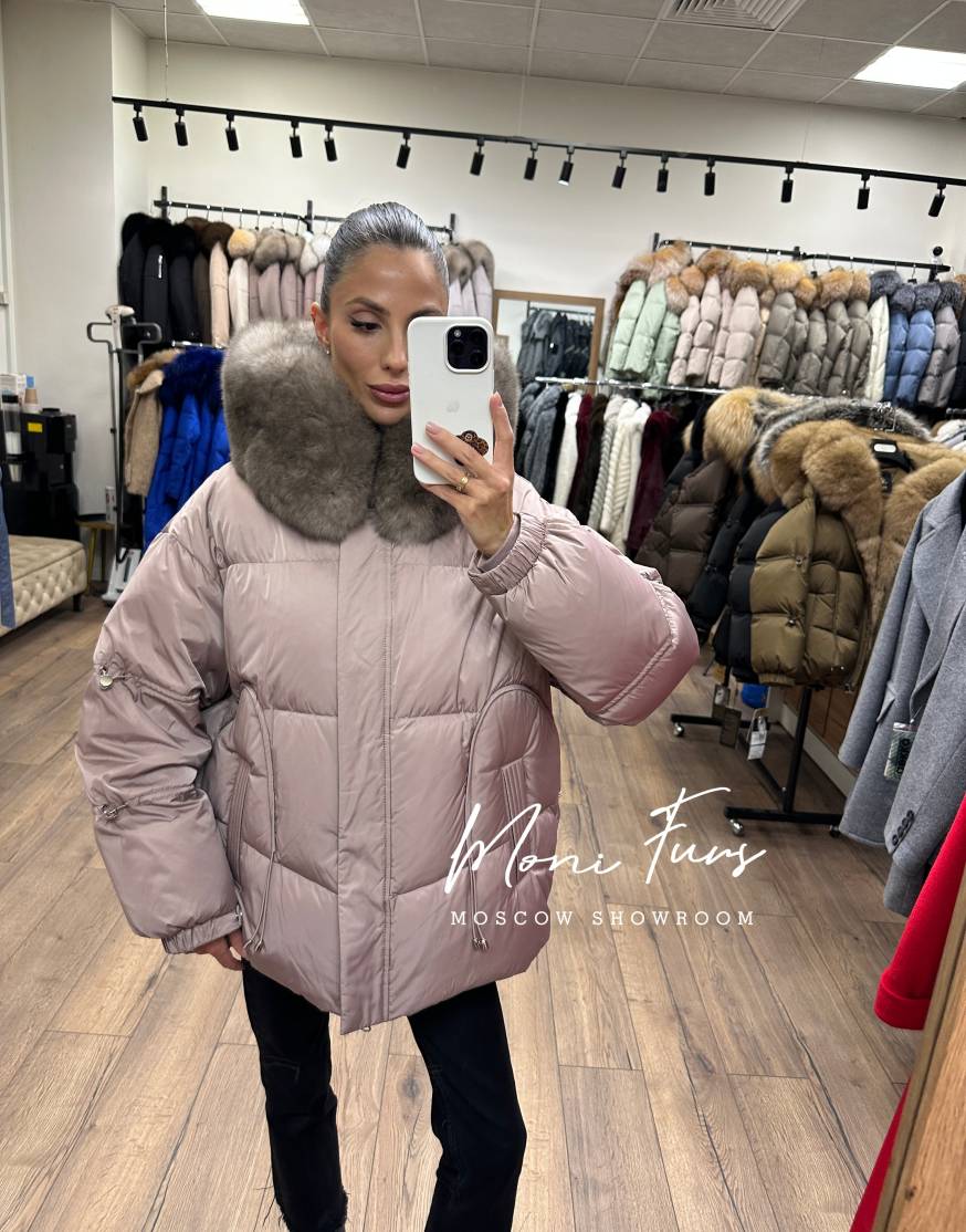 Женский пуховик мокко с мехом песца и капюшоном 65 см