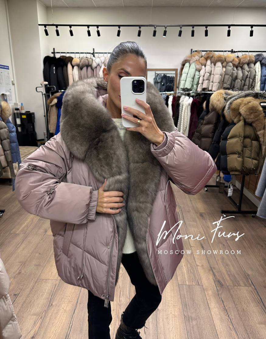 Женский пуховик мокко с мехом песца и капюшоном 65 см