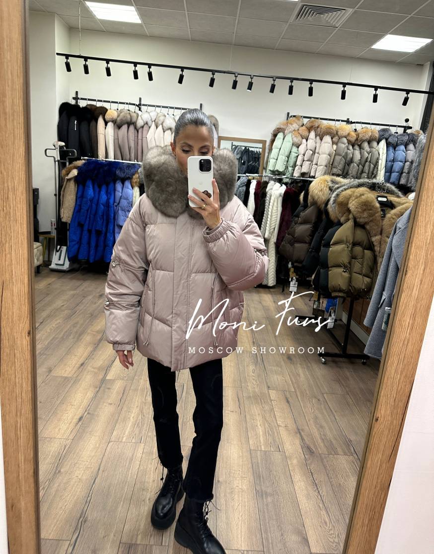 Женский пуховик мокко с мехом песца и капюшоном 65 см