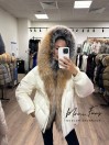 Женский  пуховик молочный с мехом песца и капюшоном 65 см