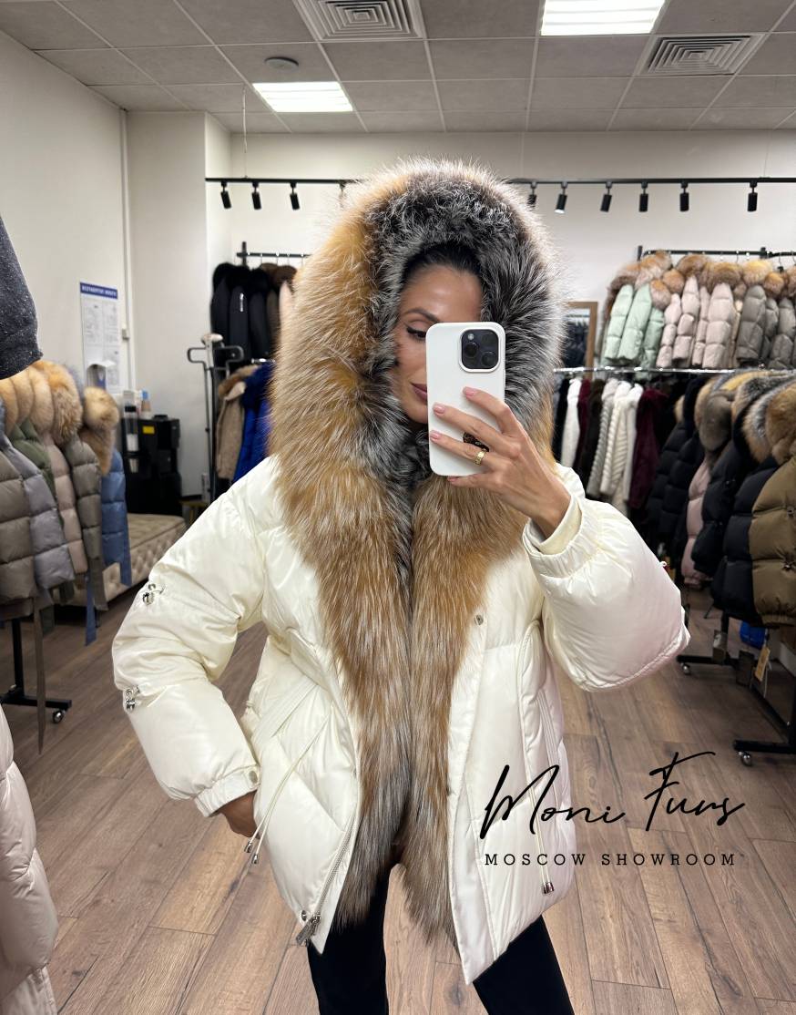 Женский молочный пуховик с мехом песца и капюшоном 65 см