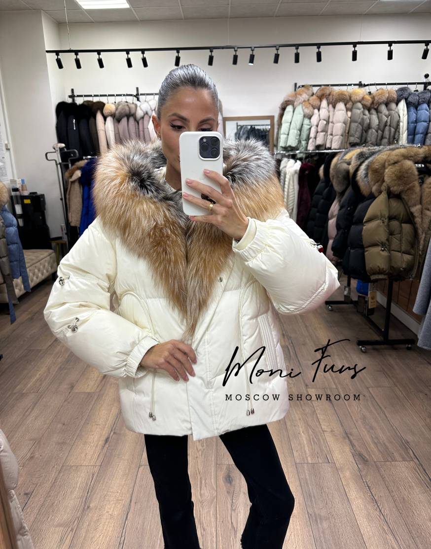 Женский молочный пуховик с мехом песца и капюшоном 65 см