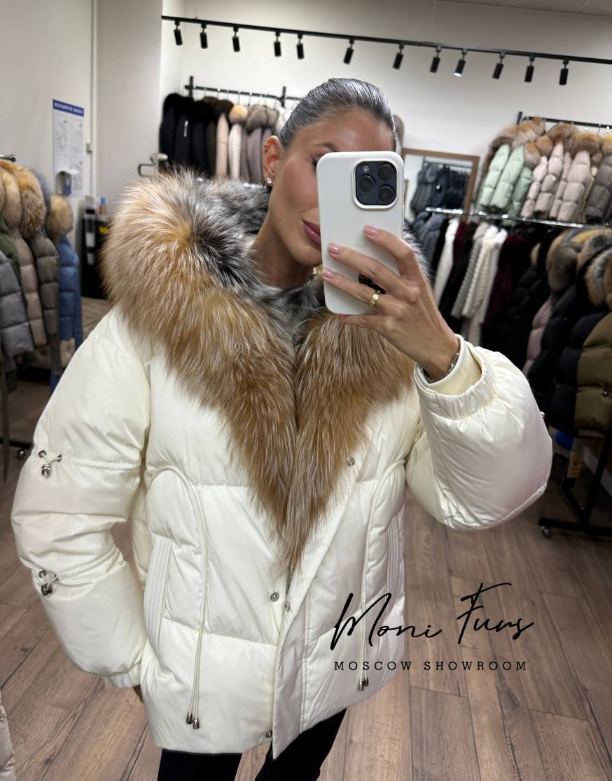 Женский молочный пуховик с мехом песца и капюшоном 65 см