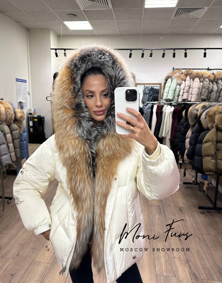 Женский молочный пуховик с мехом песца и капюшоном 65 см
