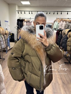 Женский  пуховик оливковый с двухцветным мехом лисы и капюшоном 65 см