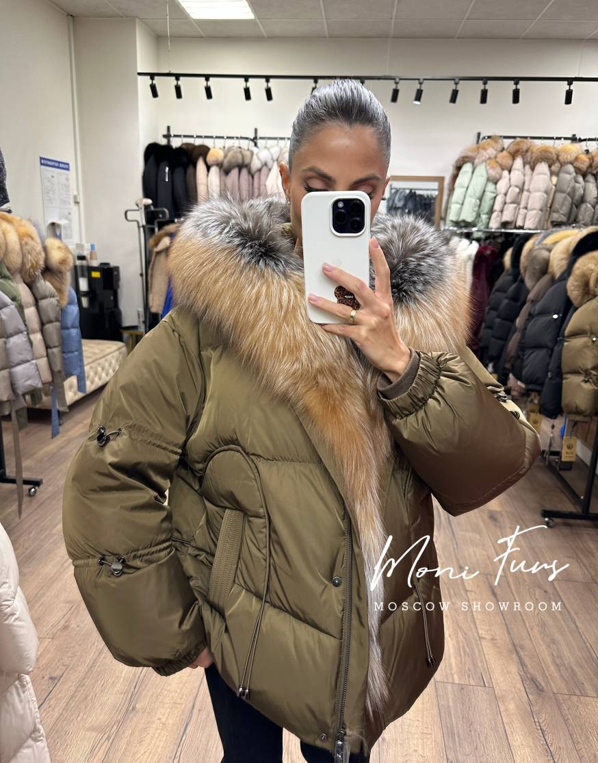Женский оливковый пуховик с двухцветным мехом лисы и капюшоном 65 см