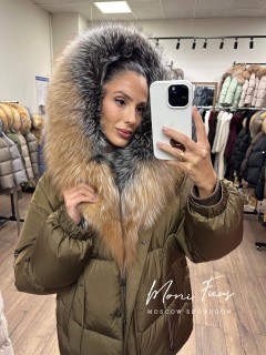 Женский  пуховик-бомбер оливковый с двухцветным мехом лисы и капюшоном 65 см