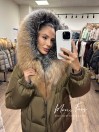Женский  пуховик-бомбер оливковый с двухцветным мехом лисы и капюшоном 65 см