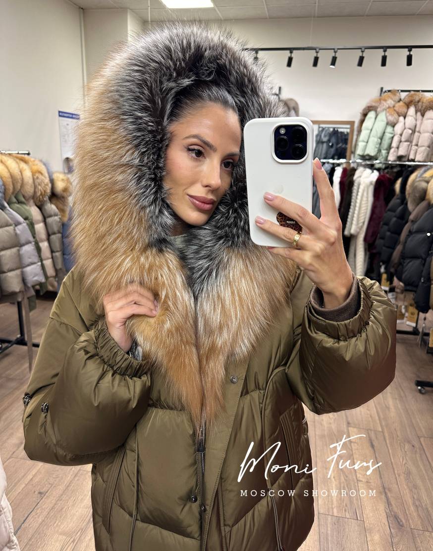 Женский оливковый пуховик с двухцветным мехом лисы и капюшоном 65 см