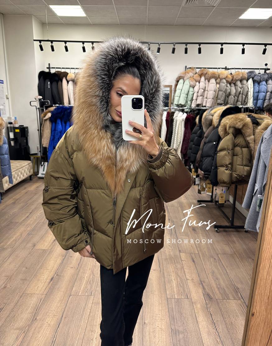 Женский оливковый пуховик с двухцветным мехом лисы и капюшоном 65 см