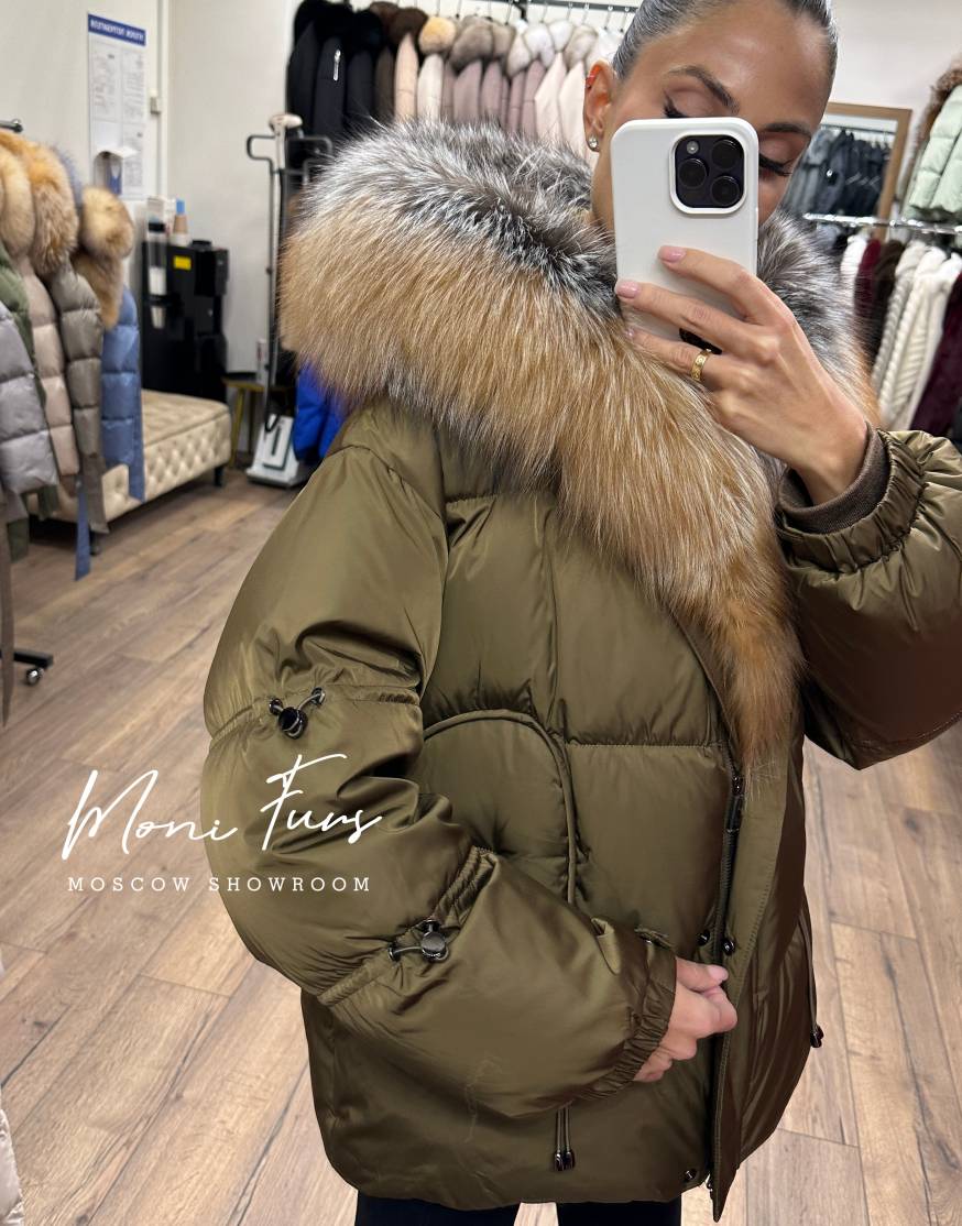 Женский оливковый пуховик с двухцветным мехом лисы и капюшоном 65 см