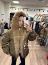Женский пуховик оливковый с мехом песца 65 см