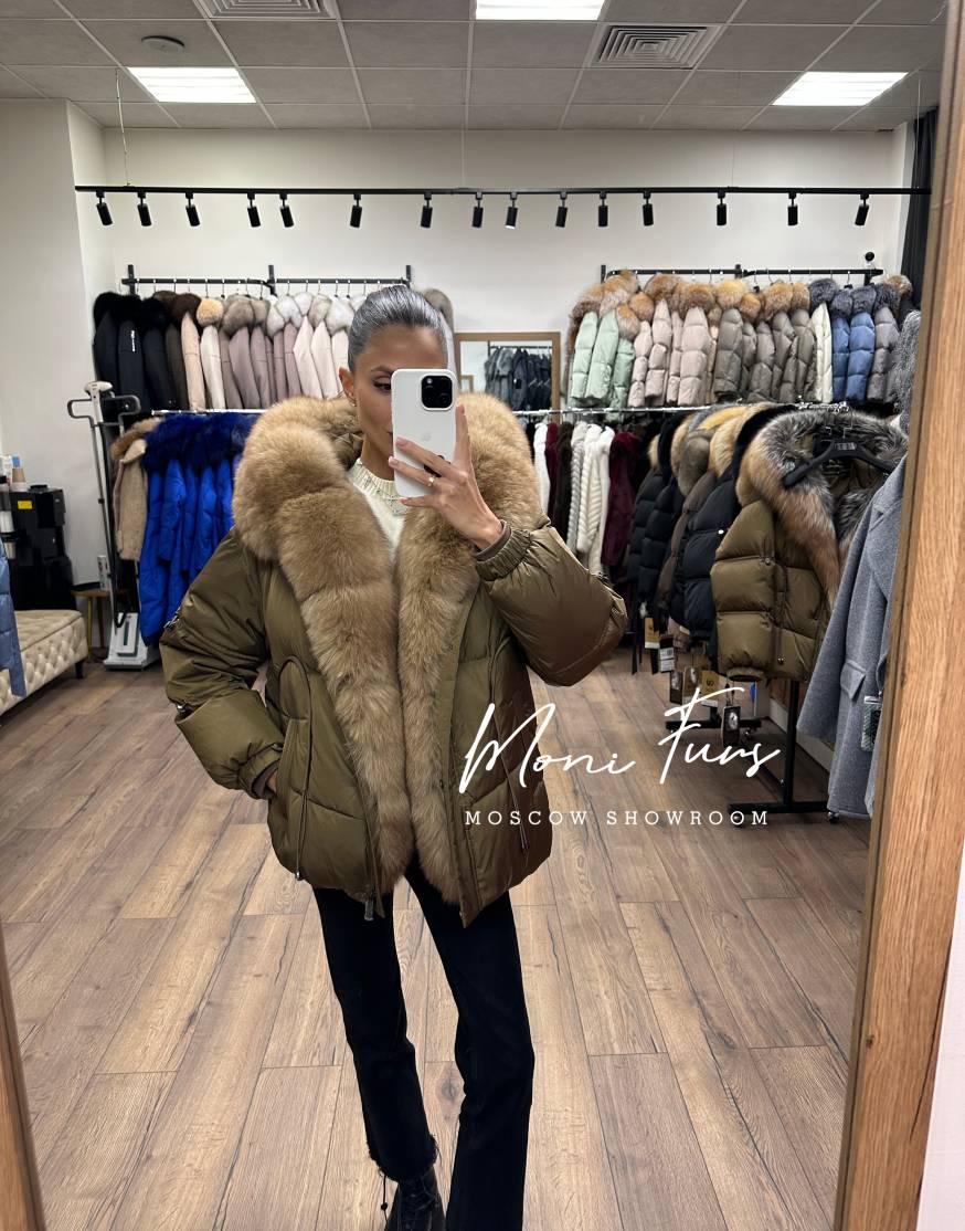 Женский оливковый пуховик с мехом песца и капюшоном 65 см