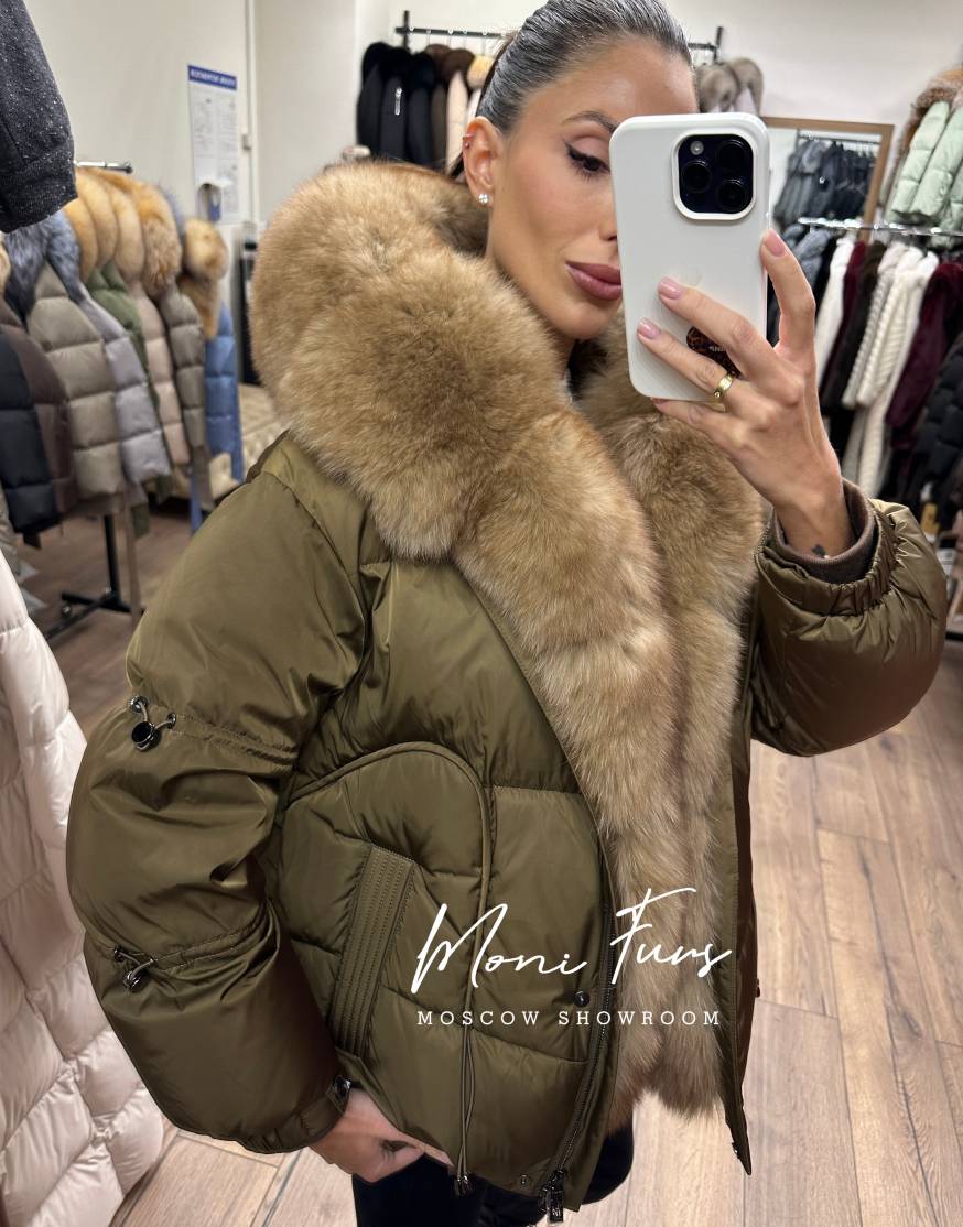 Женский оливковый пуховик с мехом песца и капюшоном 65 см