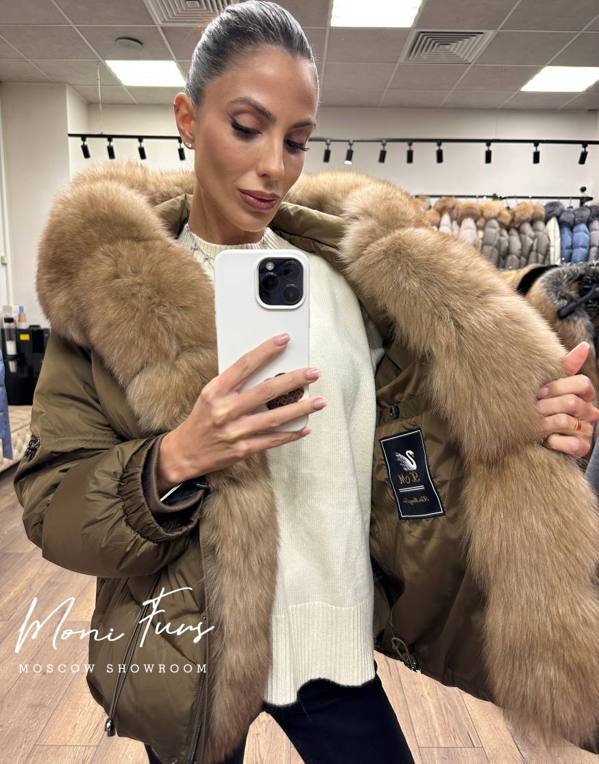 Женский оливковый пуховик с мехом песца и капюшоном 65 см
