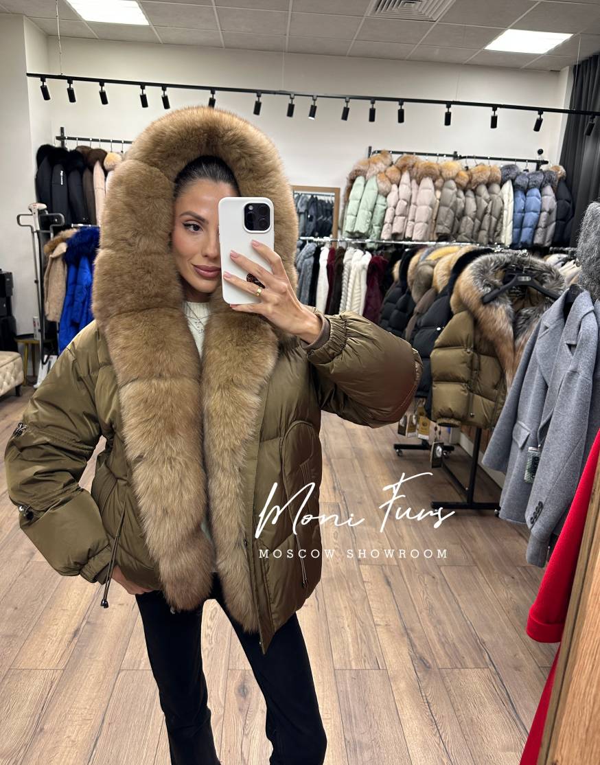 Женский оливковый пуховик с мехом песца и капюшоном 65 см