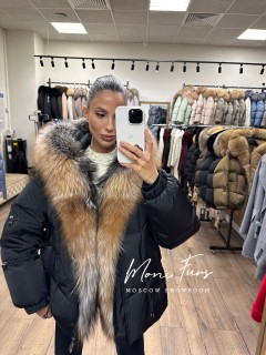 Женский черный пуховик с двухцветным мехом лисы и капюшоном 65 см