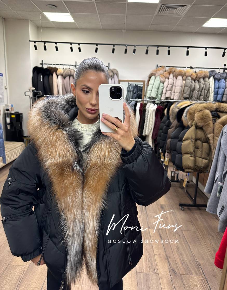 Женский чёрный пуховик с двухцветным мехом лисы и капюшоном 65 см