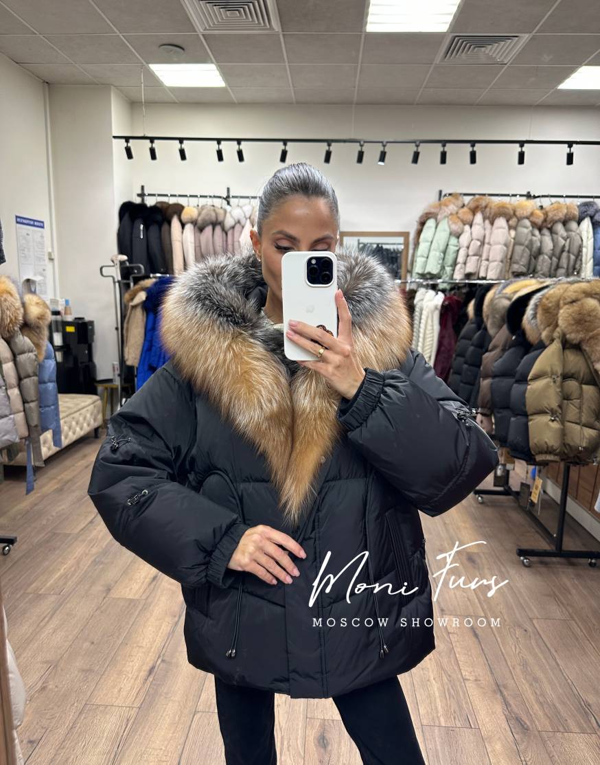 Женский чёрный пуховик с двухцветным мехом лисы и капюшоном 65 см