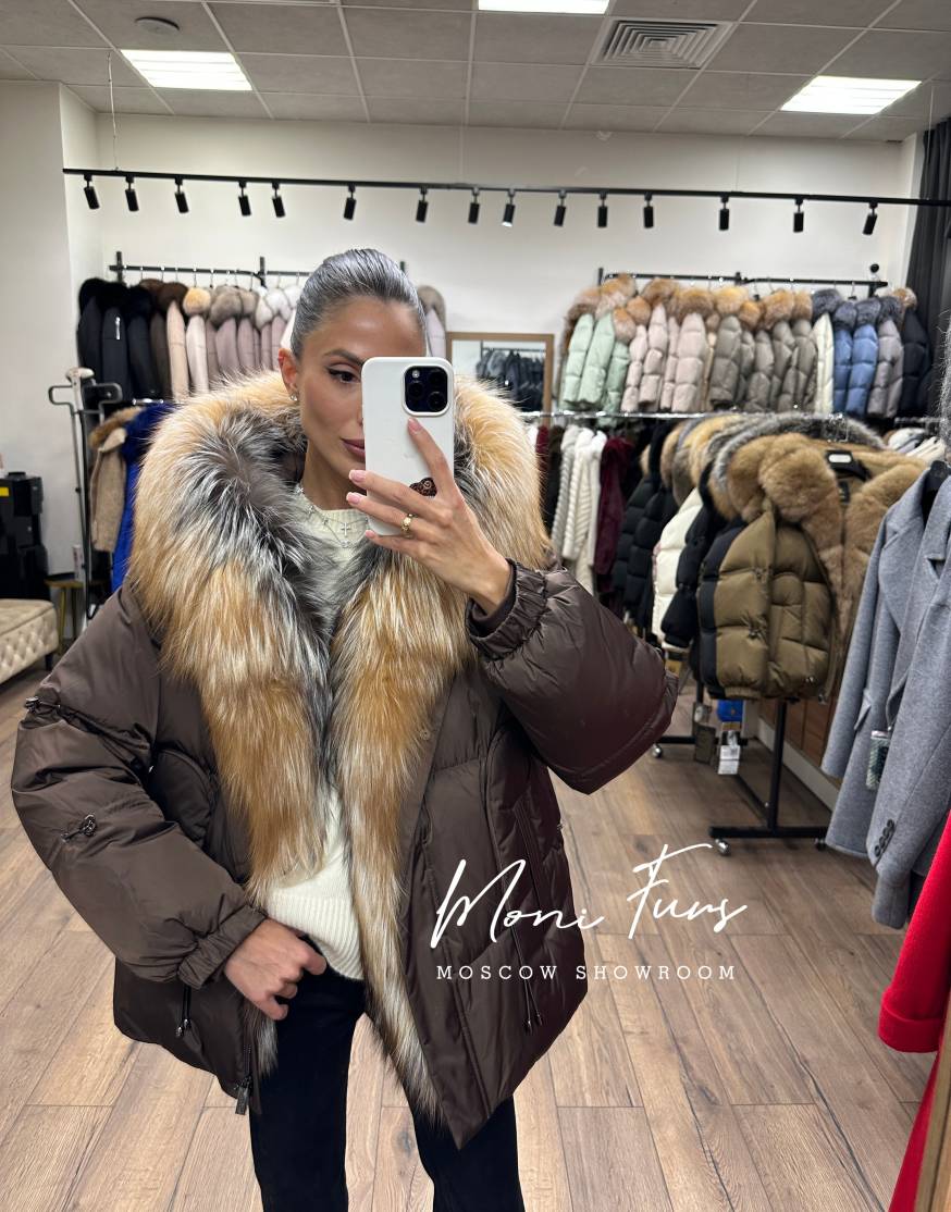 Женский шоколадный пуховик с двухцветным мехом лисы и капюшоном 65 см