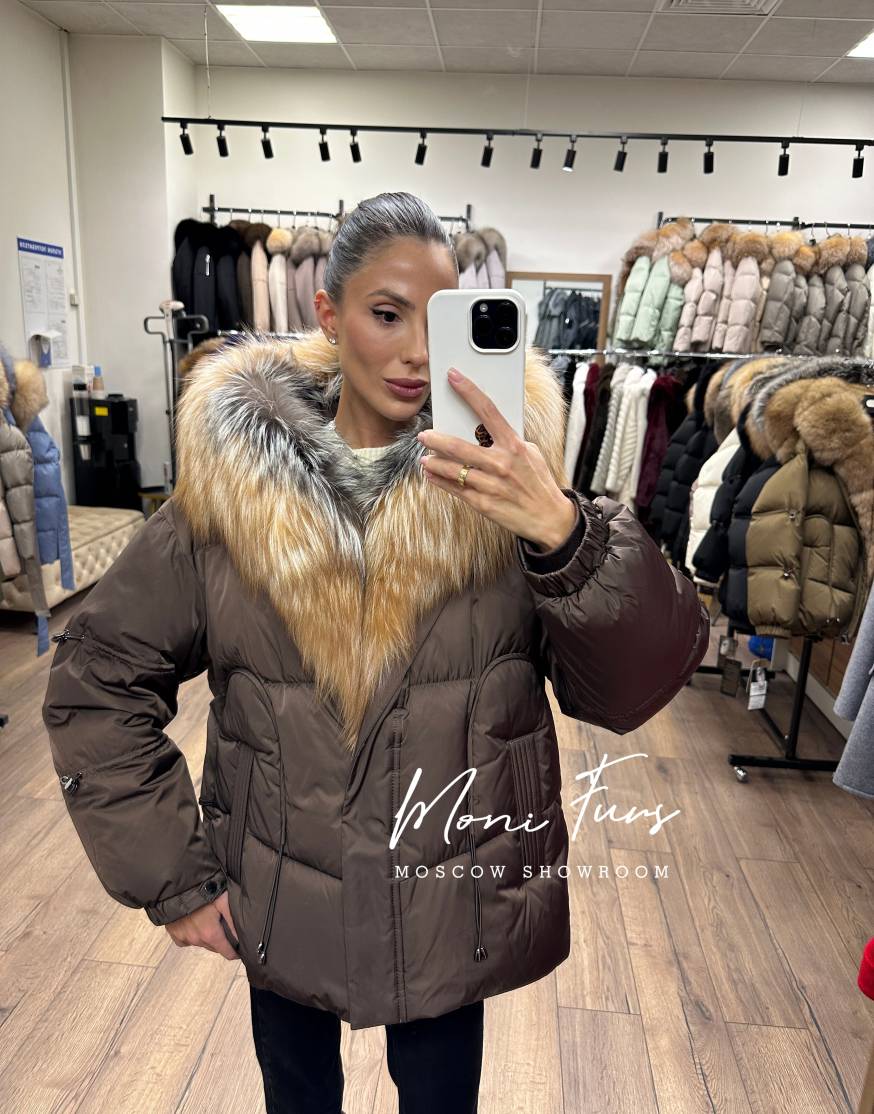 Женский шоколадный пуховик с двухцветным мехом лисы и капюшоном 65 см