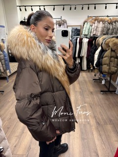 Женский школадный пуховик-бомбер с двухцветным мехом лисы и капюшоном 65 см