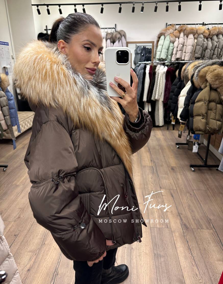 Женский шоколадный пуховик с двухцветным мехом лисы и капюшоном 65 см